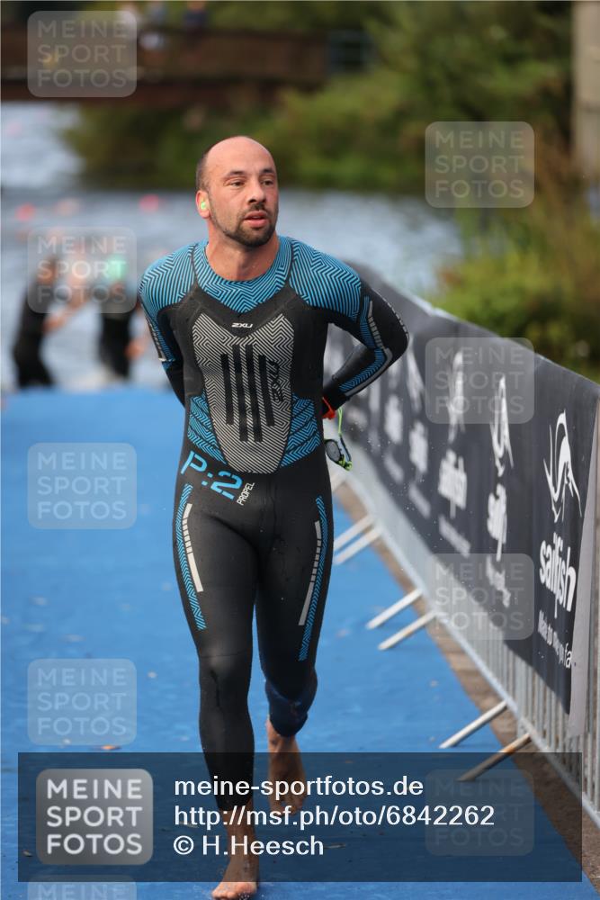 25.08.2024 - Elbe Triathlon Hamburg H.Heesch http://msf.ph/oto/6842262 25.08.2024 08:45:41 Schwimmen 126, 157, 158, 159 meine-sportfotos.de