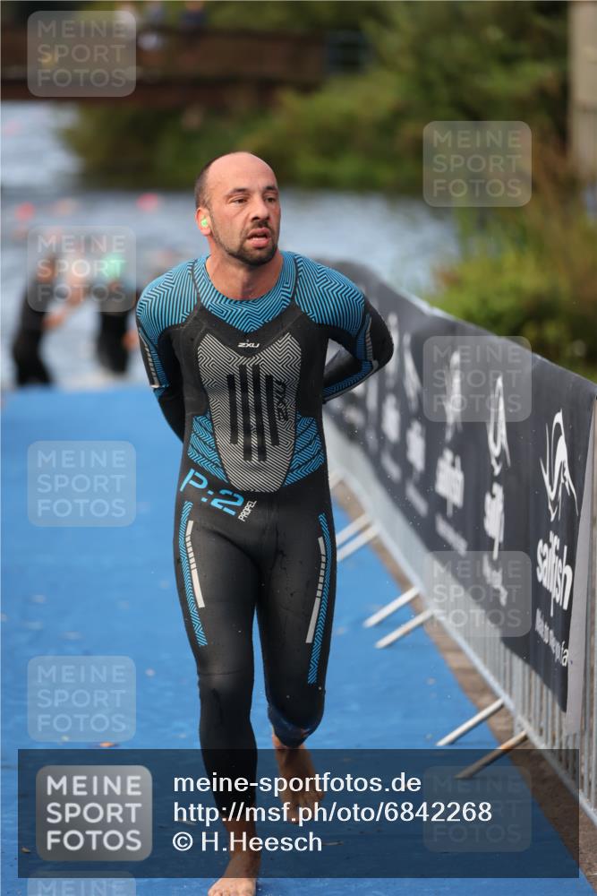 25.08.2024 - Elbe Triathlon Hamburg H.Heesch http://msf.ph/oto/6842268 25.08.2024 08:45:41 Schwimmen 126, 157, 158, 159 meine-sportfotos.de