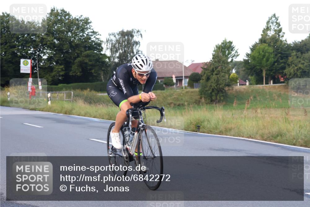 25.08.2024 - Elbe Triathlon Hamburg Fuchs,  Jonas http://msf.ph/oto/6842272 25.08.2024 08:58:46 Radfahren 54, 41, 33 meine-sportfotos.de