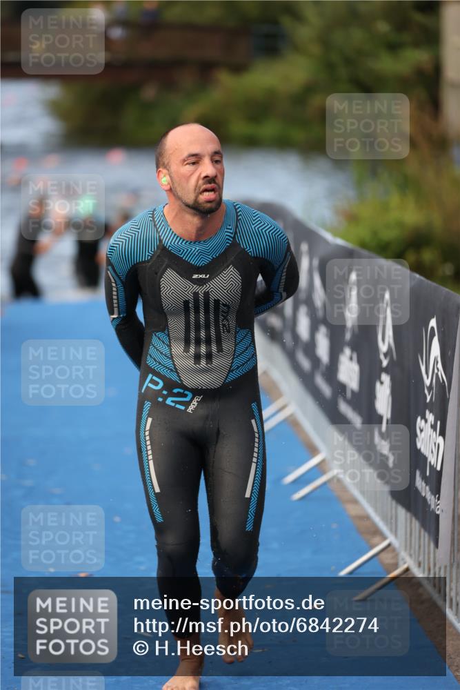 25.08.2024 - Elbe Triathlon Hamburg H.Heesch http://msf.ph/oto/6842274 25.08.2024 08:45:41 Schwimmen 126, 157, 158, 159 meine-sportfotos.de