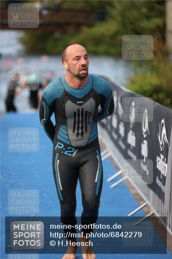 25.08.2024 - Elbe Triathlon Hamburg H.Heesch http://msf.ph/oto/6842279 25.08.2024 08:45:41 Schwimmen 126, 157, 158, 159 meine-sportfotos.de
