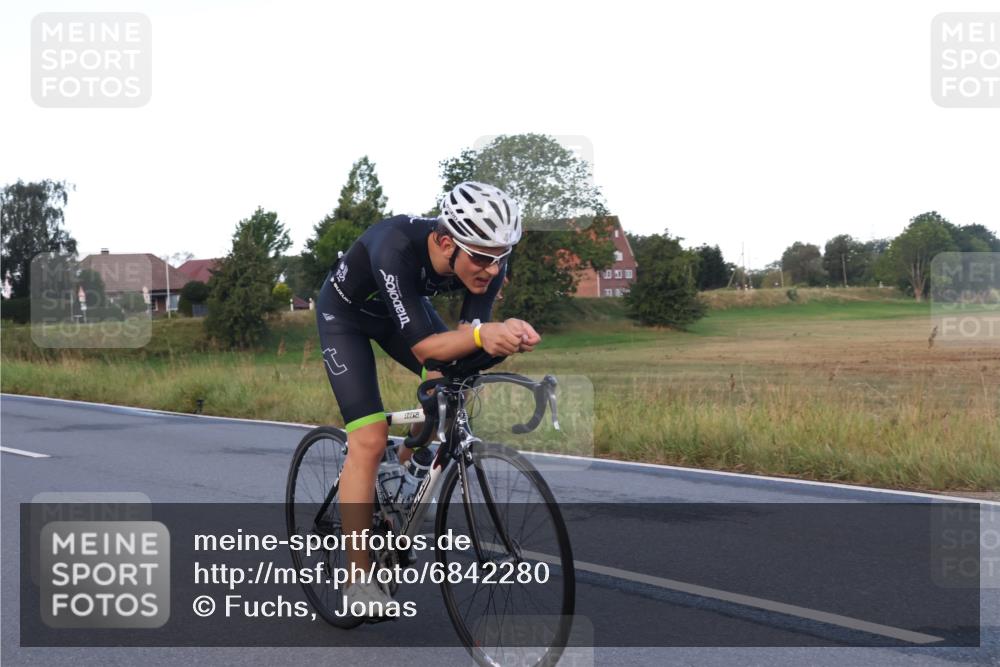 25.08.2024 - Elbe Triathlon Hamburg Fuchs,  Jonas http://msf.ph/oto/6842280 25.08.2024 08:58:47 Radfahren 54, 41, 33 meine-sportfotos.de