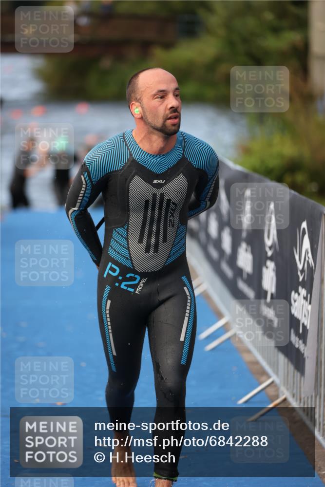 25.08.2024 - Elbe Triathlon Hamburg H.Heesch http://msf.ph/oto/6842288 25.08.2024 08:45:41 Schwimmen 126, 157, 158, 159 meine-sportfotos.de