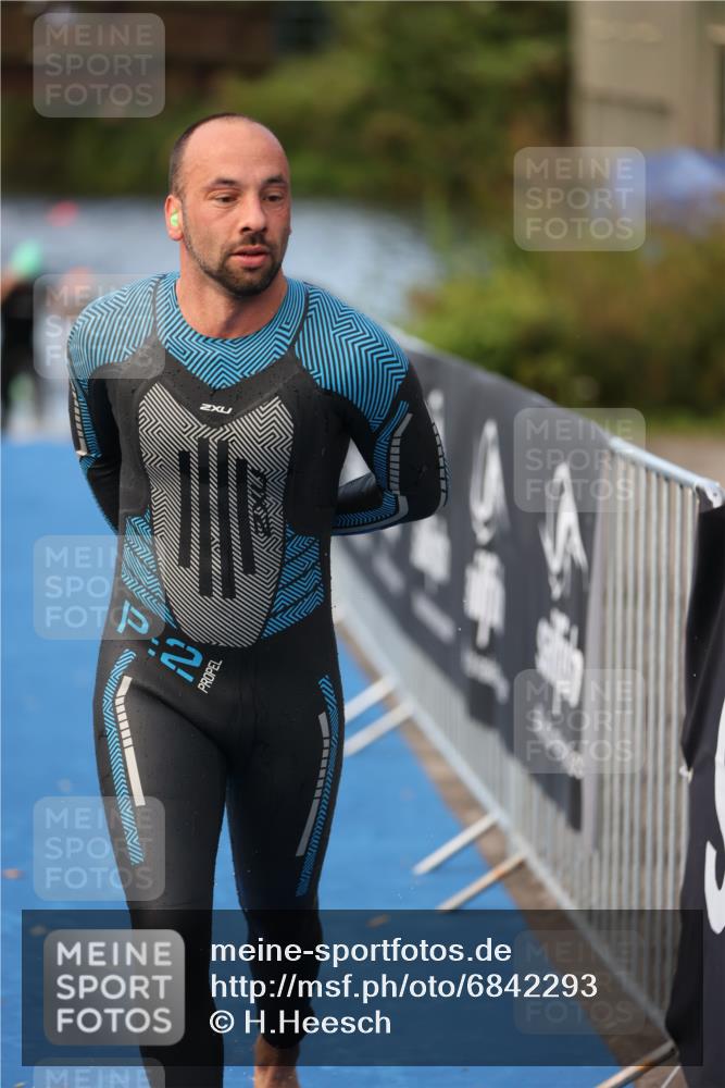 25.08.2024 - Elbe Triathlon Hamburg H.Heesch http://msf.ph/oto/6842293 25.08.2024 08:45:41 Schwimmen 126, 157, 158, 159 meine-sportfotos.de
