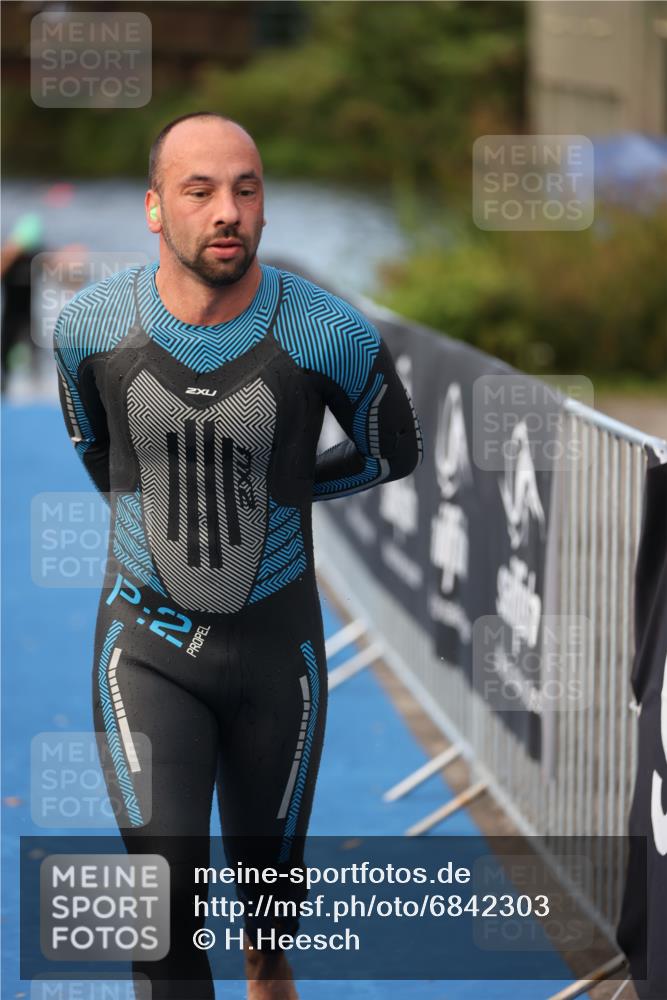 25.08.2024 - Elbe Triathlon Hamburg H.Heesch http://msf.ph/oto/6842303 25.08.2024 08:45:41 Schwimmen 126, 157, 158, 159 meine-sportfotos.de