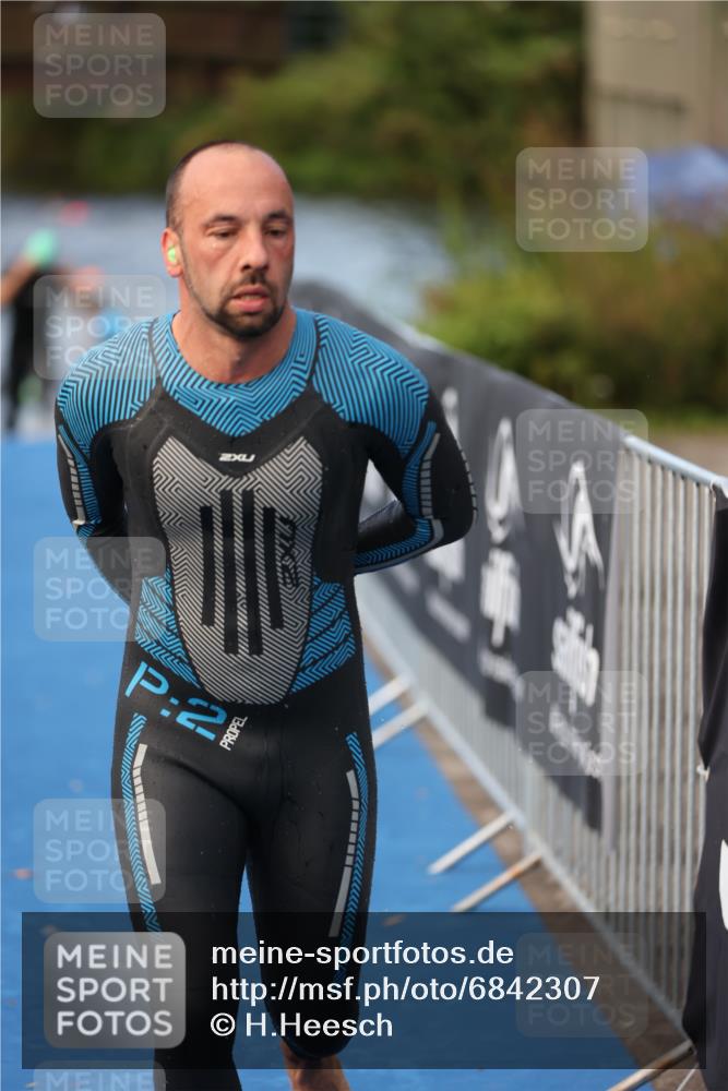 25.08.2024 - Elbe Triathlon Hamburg H.Heesch http://msf.ph/oto/6842307 25.08.2024 08:45:41 Schwimmen 126, 157, 158, 159 meine-sportfotos.de