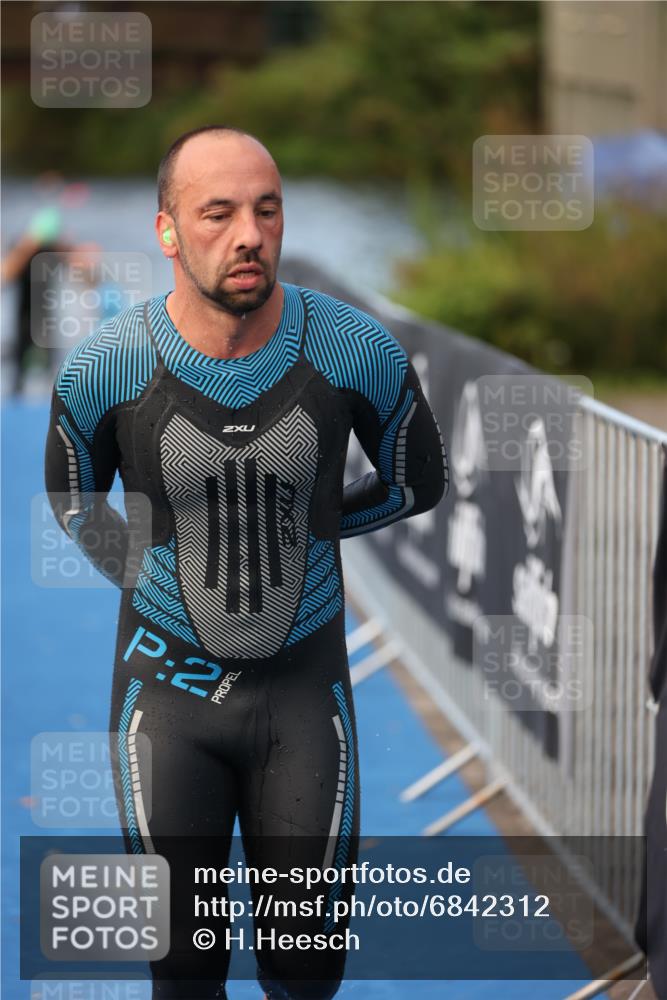 25.08.2024 - Elbe Triathlon Hamburg H.Heesch http://msf.ph/oto/6842312 25.08.2024 08:45:41 Schwimmen 126, 157, 158, 159 meine-sportfotos.de