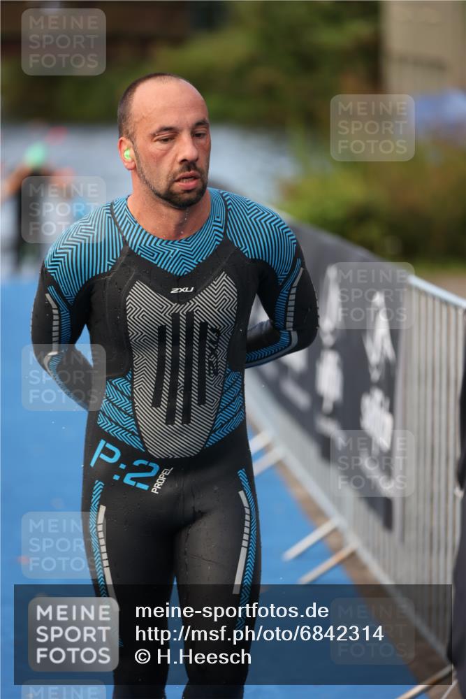 25.08.2024 - Elbe Triathlon Hamburg H.Heesch http://msf.ph/oto/6842314 25.08.2024 08:45:41 Schwimmen 126, 157, 158, 159 meine-sportfotos.de