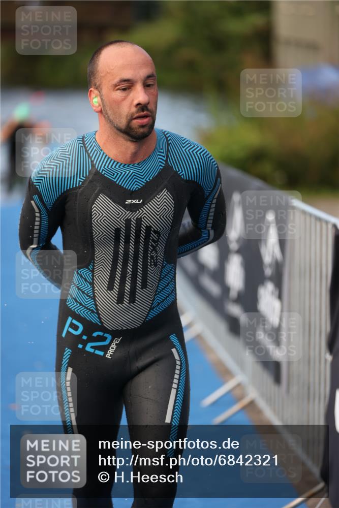25.08.2024 - Elbe Triathlon Hamburg H.Heesch http://msf.ph/oto/6842321 25.08.2024 08:45:41 Schwimmen 126, 157, 158, 159 meine-sportfotos.de