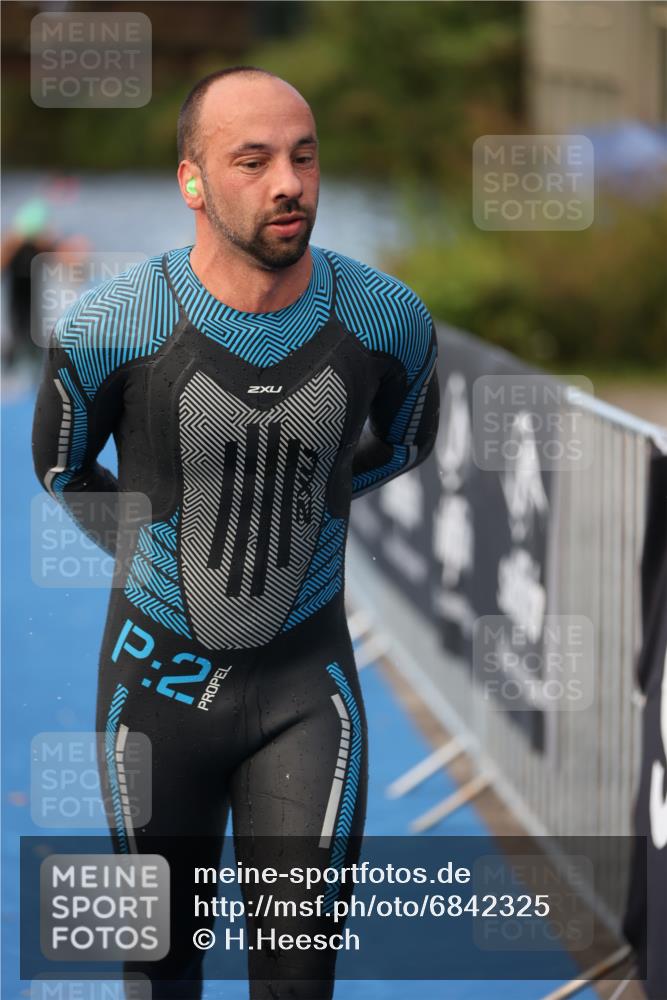 25.08.2024 - Elbe Triathlon Hamburg H.Heesch http://msf.ph/oto/6842325 25.08.2024 08:45:42 Schwimmen 126, 157, 158, 159 meine-sportfotos.de