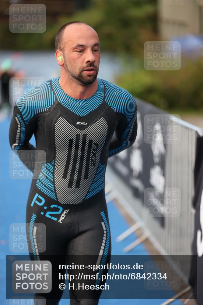 25.08.2024 - Elbe Triathlon Hamburg H.Heesch http://msf.ph/oto/6842334 25.08.2024 08:45:42 Schwimmen 126, 157, 158, 159 meine-sportfotos.de