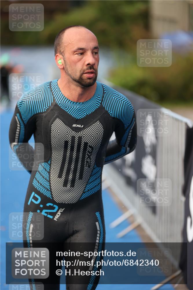 25.08.2024 - Elbe Triathlon Hamburg H.Heesch http://msf.ph/oto/6842340 25.08.2024 08:45:42 Schwimmen 126, 157, 158, 159 meine-sportfotos.de