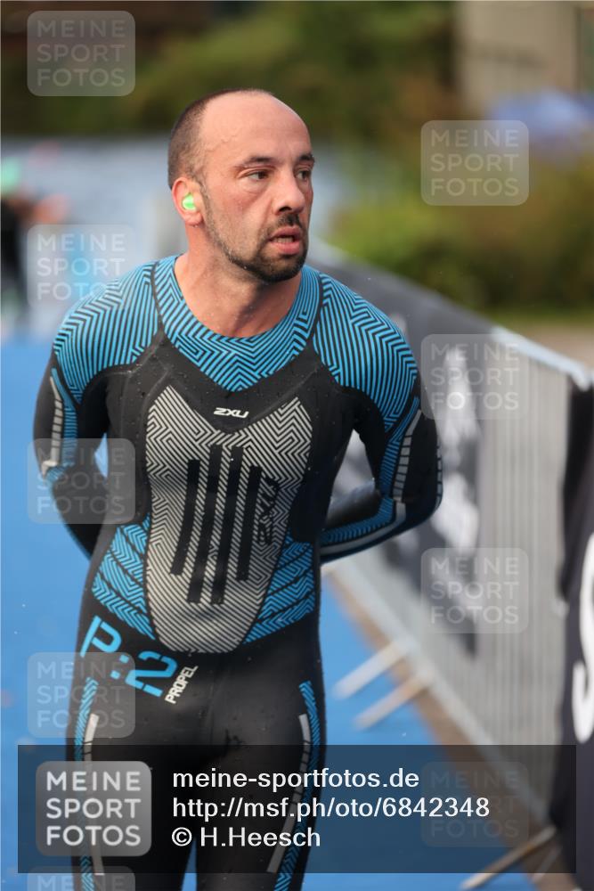 25.08.2024 - Elbe Triathlon Hamburg H.Heesch http://msf.ph/oto/6842348 25.08.2024 08:45:42 Schwimmen 126, 157, 158, 159 meine-sportfotos.de