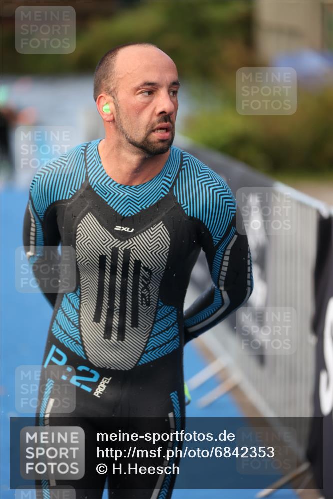 25.08.2024 - Elbe Triathlon Hamburg H.Heesch http://msf.ph/oto/6842353 25.08.2024 08:45:42 Schwimmen 126, 157, 158, 159 meine-sportfotos.de
