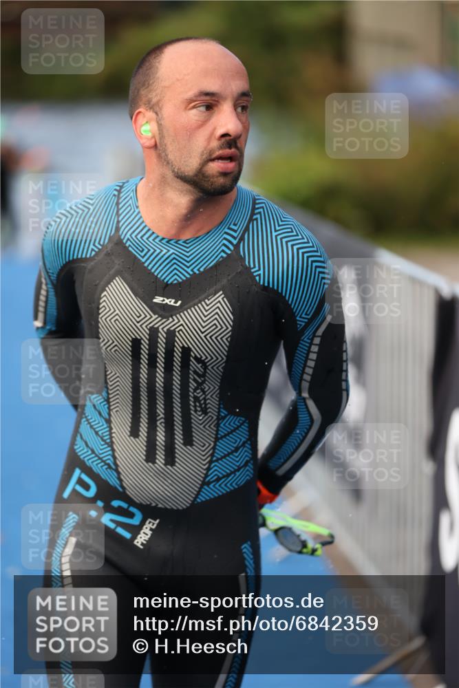 25.08.2024 - Elbe Triathlon Hamburg H.Heesch http://msf.ph/oto/6842359 25.08.2024 08:45:42 Schwimmen 126, 157, 158, 159 meine-sportfotos.de