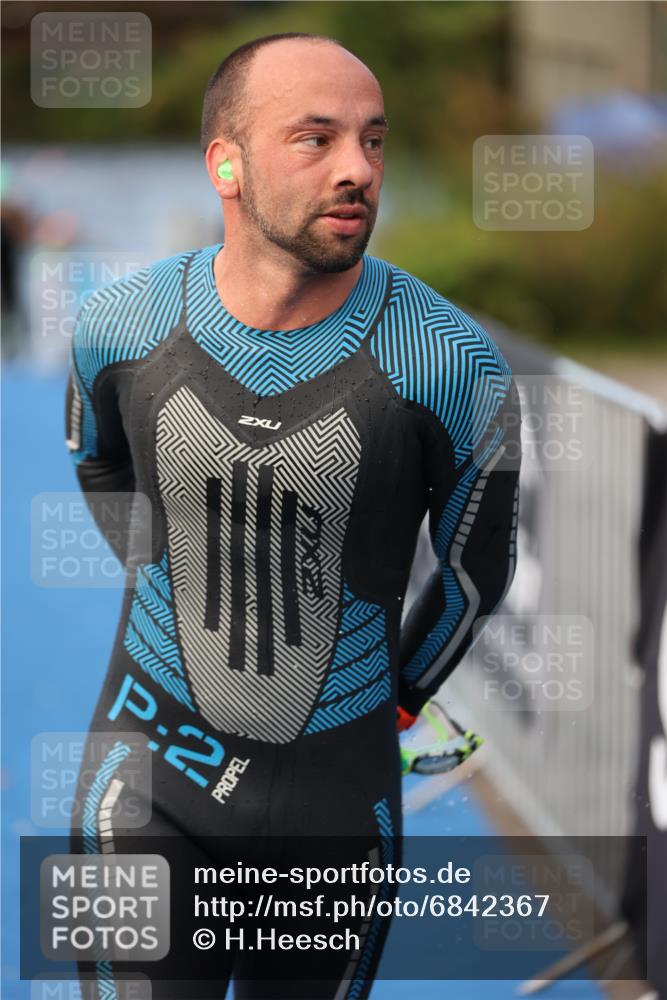 25.08.2024 - Elbe Triathlon Hamburg H.Heesch http://msf.ph/oto/6842367 25.08.2024 08:45:42 Schwimmen 126, 157, 158, 159 meine-sportfotos.de