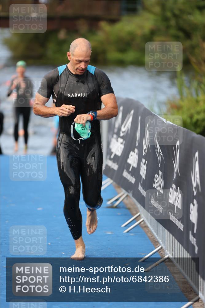 25.08.2024 - Elbe Triathlon Hamburg H.Heesch http://msf.ph/oto/6842386 25.08.2024 08:45:49 Schwimmen 126, 154, 157, 158, 159 meine-sportfotos.de