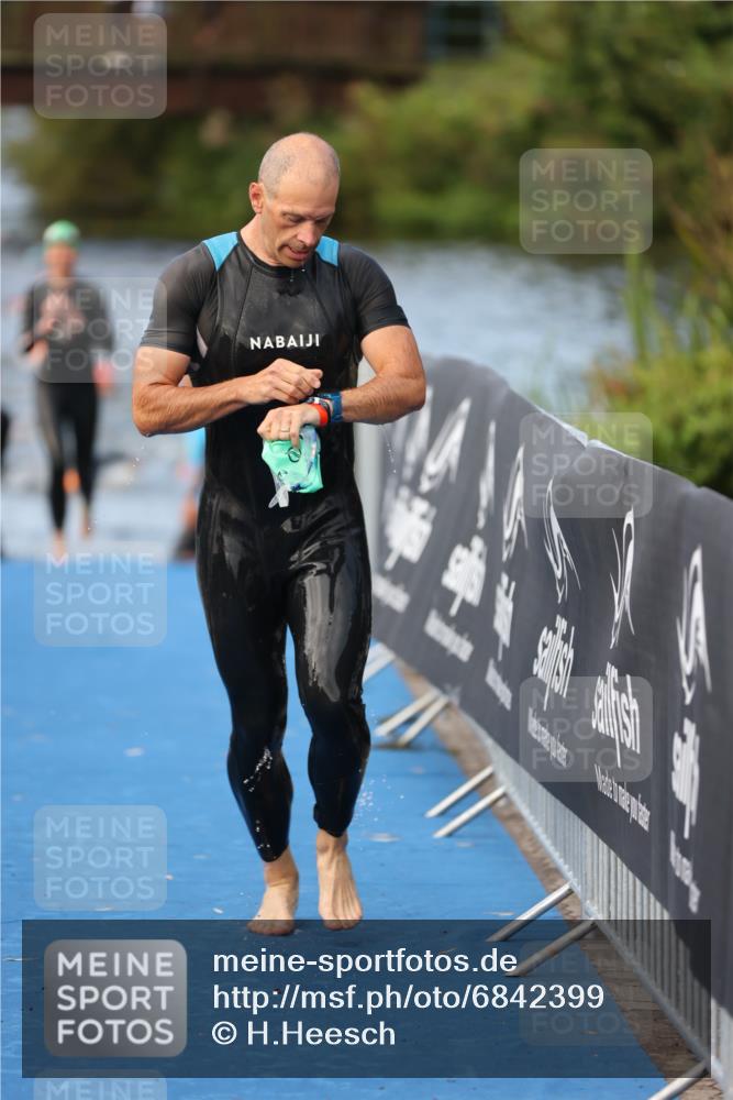 25.08.2024 - Elbe Triathlon Hamburg H.Heesch http://msf.ph/oto/6842399 25.08.2024 08:45:49 Schwimmen 126, 154, 157, 158, 159 meine-sportfotos.de