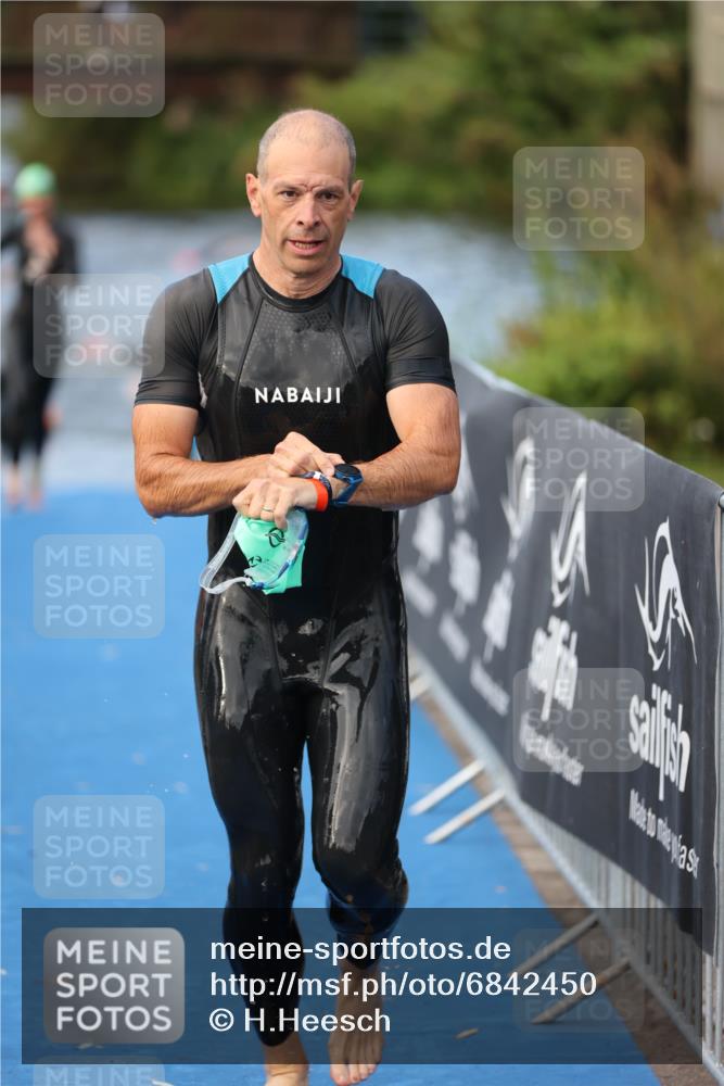 25.08.2024 - Elbe Triathlon Hamburg H.Heesch http://msf.ph/oto/6842450 25.08.2024 08:45:50 Schwimmen 126, 154, 157, 158, 159 meine-sportfotos.de