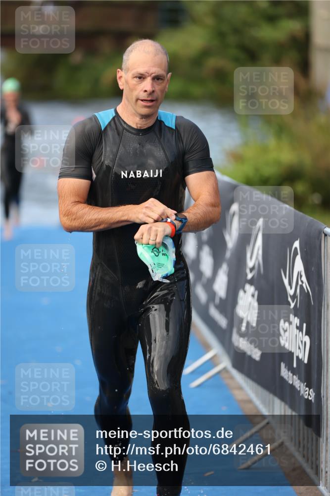 25.08.2024 - Elbe Triathlon Hamburg H.Heesch http://msf.ph/oto/6842461 25.08.2024 08:45:50 Schwimmen 126, 154, 157, 158, 159 meine-sportfotos.de
