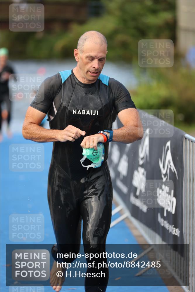 25.08.2024 - Elbe Triathlon Hamburg H.Heesch http://msf.ph/oto/6842485 25.08.2024 08:45:50 Schwimmen 126, 154, 157, 158, 159 meine-sportfotos.de