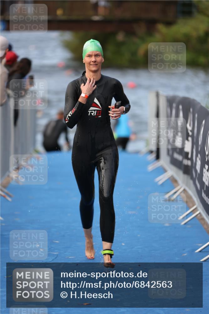 25.08.2024 - Elbe Triathlon Hamburg H.Heesch http://msf.ph/oto/6842563 25.08.2024 08:45:54 Schwimmen 126, 154, 157, 158, 159, 184 meine-sportfotos.de