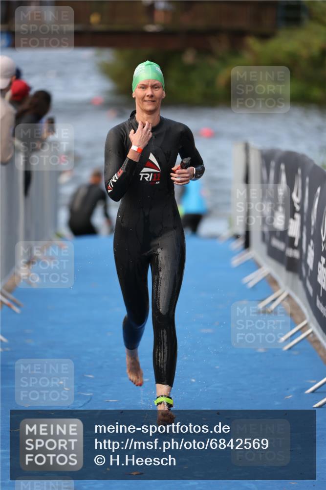25.08.2024 - Elbe Triathlon Hamburg H.Heesch http://msf.ph/oto/6842569 25.08.2024 08:45:54 Schwimmen 126, 154, 157, 158, 159, 184 meine-sportfotos.de