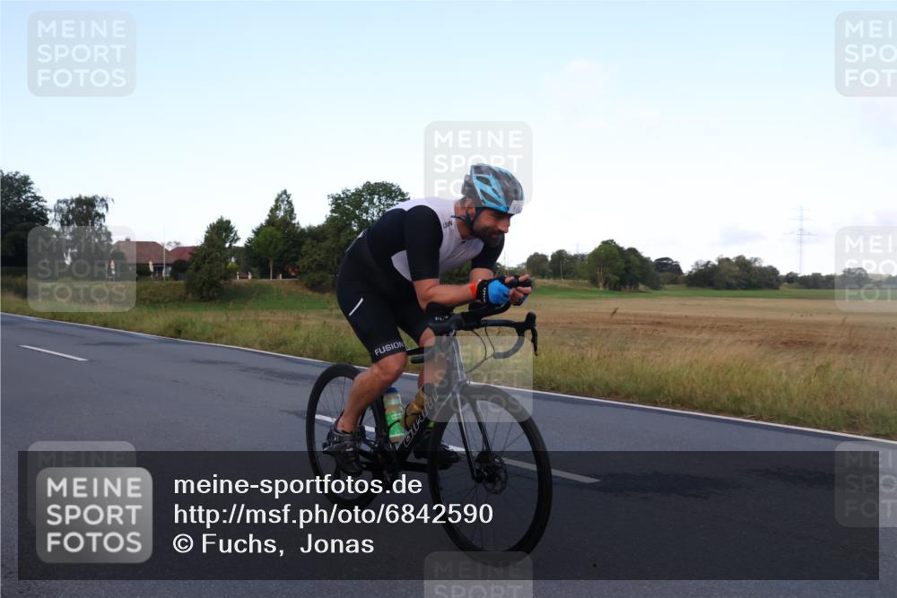 25.08.2024 - Elbe Triathlon Hamburg Fuchs,  Jonas http://msf.ph/oto/6842590 25.08.2024 08:59:29 Radfahren 47, 144, 170 meine-sportfotos.de