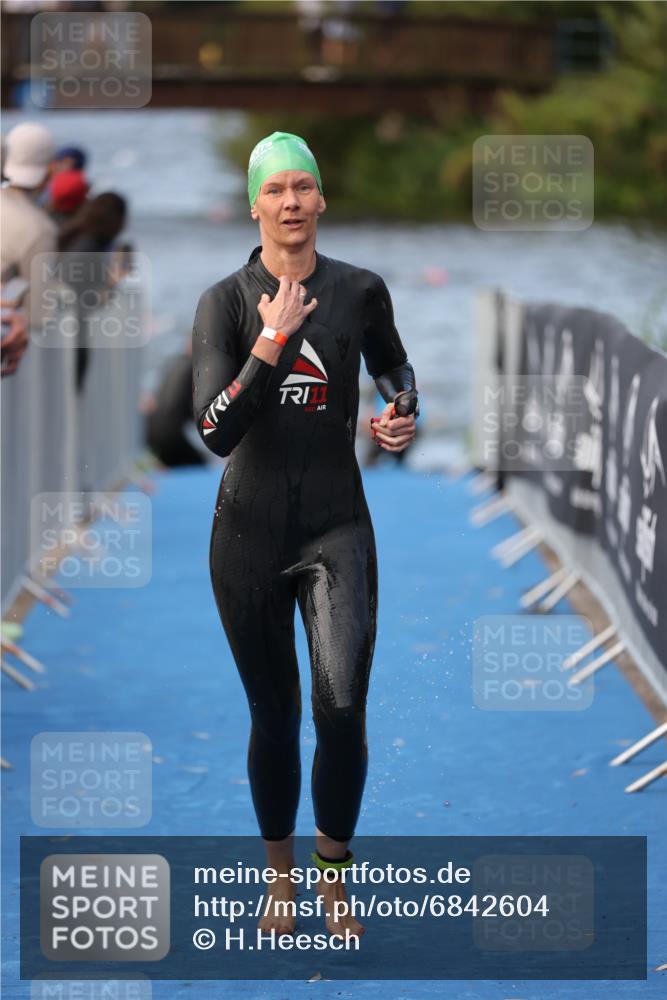 25.08.2024 - Elbe Triathlon Hamburg H.Heesch http://msf.ph/oto/6842604 25.08.2024 08:45:55 Schwimmen 126, 154, 157, 158, 159, 184 meine-sportfotos.de