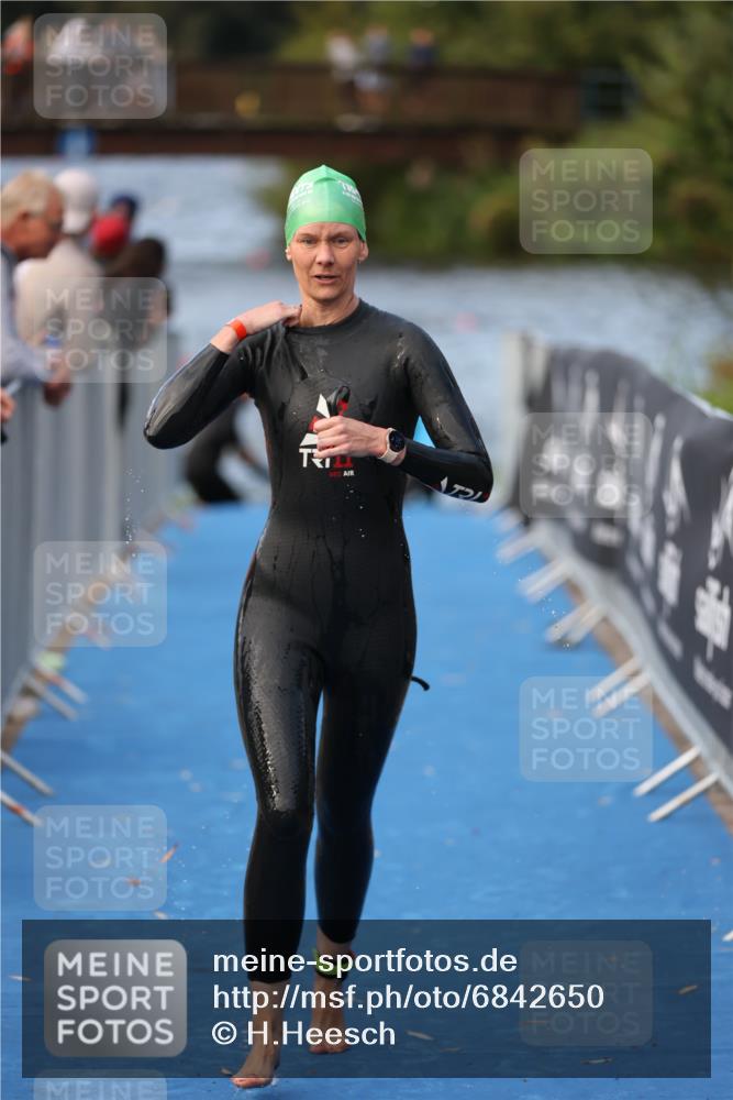 25.08.2024 - Elbe Triathlon Hamburg H.Heesch http://msf.ph/oto/6842650 25.08.2024 08:45:55 Schwimmen 126, 154, 157, 158, 159, 184 meine-sportfotos.de