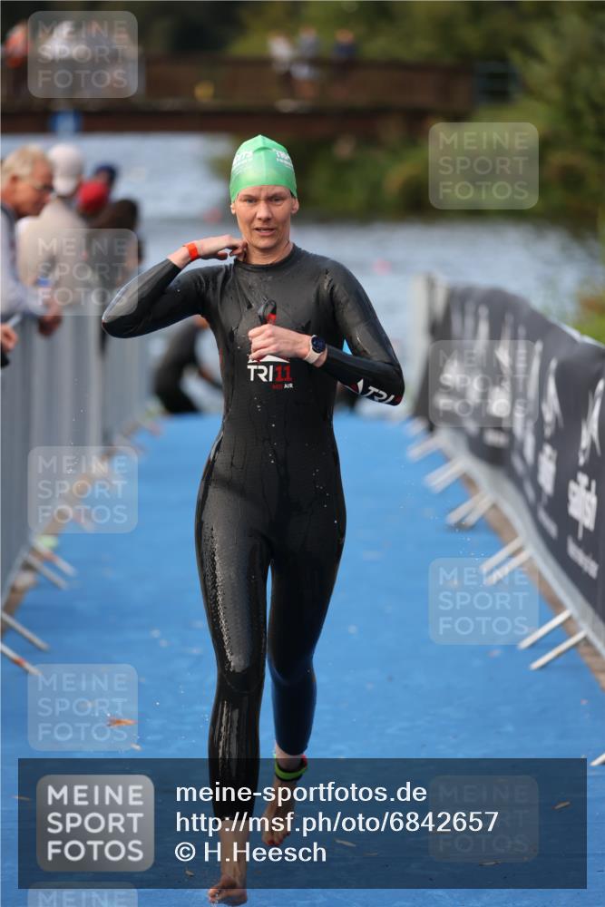25.08.2024 - Elbe Triathlon Hamburg H.Heesch http://msf.ph/oto/6842657 25.08.2024 08:45:55 Schwimmen 126, 154, 157, 158, 159, 184 meine-sportfotos.de