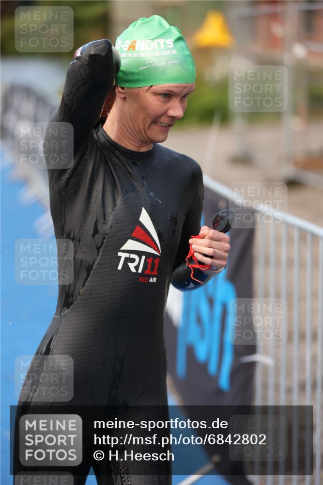 25.08.2024 - Elbe Triathlon Hamburg H.Heesch http://msf.ph/oto/6842802 25.08.2024 08:45:57 Schwimmen 126, 149, 154, 159, 184 meine-sportfotos.de