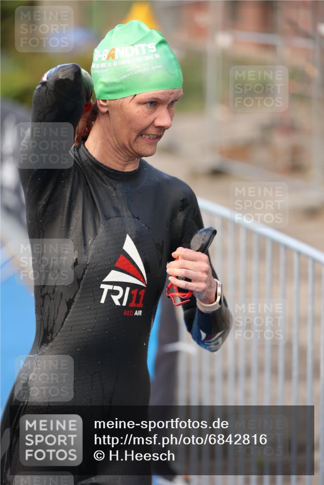 25.08.2024 - Elbe Triathlon Hamburg H.Heesch http://msf.ph/oto/6842816 25.08.2024 08:45:57 Schwimmen 126, 149, 154, 159, 184 meine-sportfotos.de