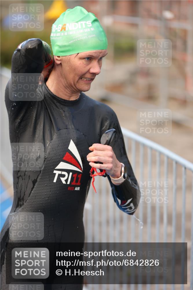 25.08.2024 - Elbe Triathlon Hamburg H.Heesch http://msf.ph/oto/6842826 25.08.2024 08:45:57 Schwimmen 126, 149, 154, 159, 184 meine-sportfotos.de