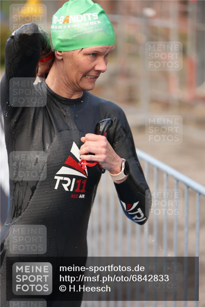 25.08.2024 - Elbe Triathlon Hamburg H.Heesch http://msf.ph/oto/6842833 25.08.2024 08:45:57 Schwimmen 126, 149, 154, 159, 184 meine-sportfotos.de