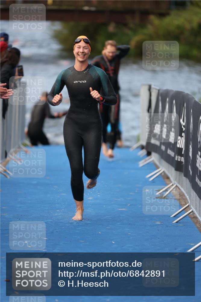 25.08.2024 - Elbe Triathlon Hamburg H.Heesch http://msf.ph/oto/6842891 25.08.2024 08:46:05 Schwimmen 123, 126, 138, 149, 154, 160, 184 meine-sportfotos.de