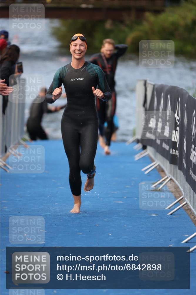 25.08.2024 - Elbe Triathlon Hamburg H.Heesch http://msf.ph/oto/6842898 25.08.2024 08:46:05 Schwimmen 123, 126, 138, 149, 154, 160, 184 meine-sportfotos.de