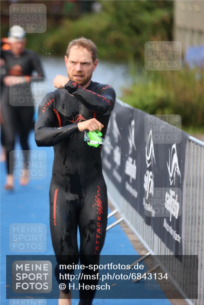 25.08.2024 - Elbe Triathlon Hamburg H.Heesch http://msf.ph/oto/6843134 25.08.2024 08:46:11 Schwimmen 123, 126, 131, 138, 149, 154, 160, 179, 184 meine-sportfotos.de