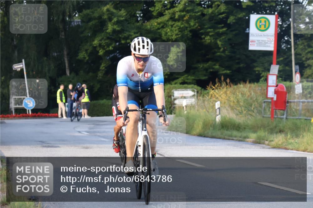 25.08.2024 - Elbe Triathlon Hamburg Fuchs,  Jonas http://msf.ph/oto/6843786 25.08.2024 09:01:43 Radfahren 111, 67, 66 meine-sportfotos.de