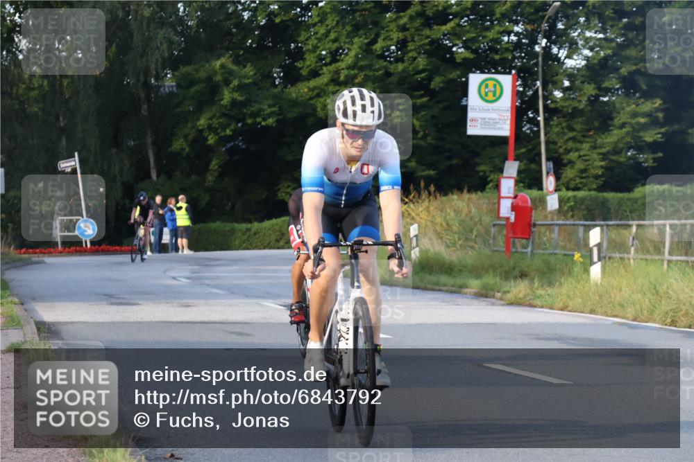 25.08.2024 - Elbe Triathlon Hamburg Fuchs,  Jonas http://msf.ph/oto/6843792 25.08.2024 09:01:44 Radfahren 67, 66, 59 meine-sportfotos.de