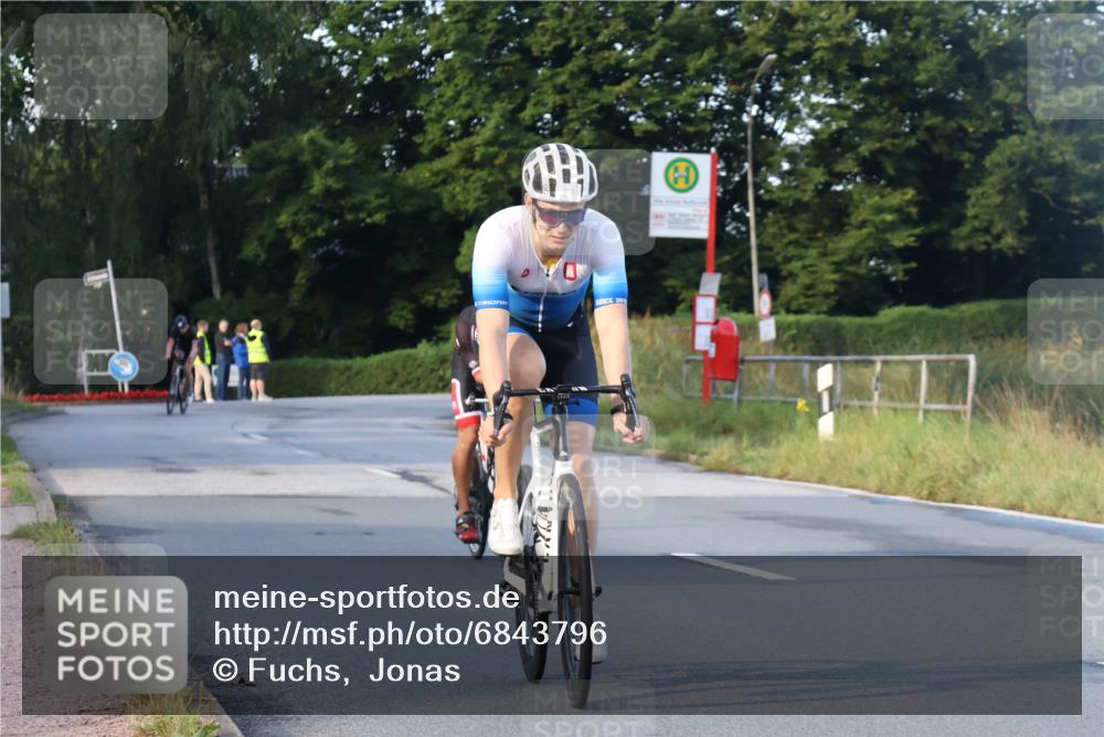 25.08.2024 - Elbe Triathlon Hamburg Fuchs,  Jonas http://msf.ph/oto/6843796 25.08.2024 09:01:44 Radfahren 67, 66, 59 meine-sportfotos.de