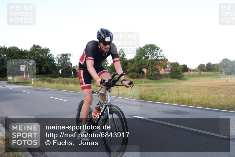 25.08.2024 - Elbe Triathlon Hamburg Fuchs,  Jonas http://msf.ph/oto/6843917 25.08.2024 09:01:51 Radfahren 59 meine-sportfotos.de