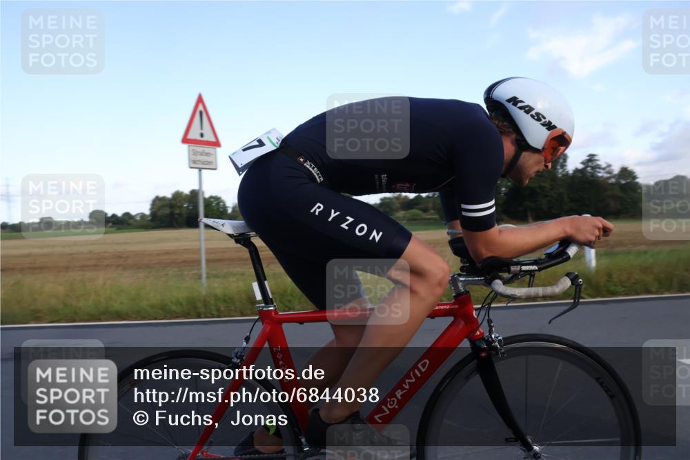 25.08.2024 - Elbe Triathlon Hamburg Fuchs,  Jonas http://msf.ph/oto/6844038 25.08.2024 09:02:06 Radfahren 207 meine-sportfotos.de