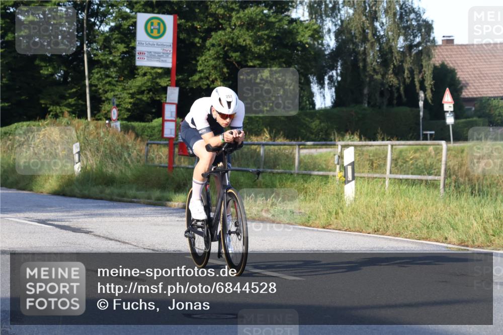 25.08.2024 - Elbe Triathlon Hamburg Fuchs,  Jonas http://msf.ph/oto/6844528 25.08.2024 09:03:55 Radfahren 257 meine-sportfotos.de