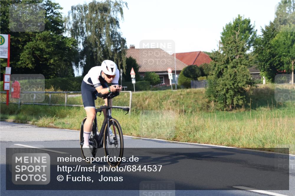 25.08.2024 - Elbe Triathlon Hamburg Fuchs,  Jonas http://msf.ph/oto/6844537 25.08.2024 09:03:55 Radfahren 257 meine-sportfotos.de