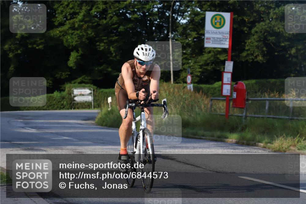25.08.2024 - Elbe Triathlon Hamburg Fuchs,  Jonas http://msf.ph/oto/6844573 25.08.2024 09:04:00 Radfahren 257, 93, 53, 128 meine-sportfotos.de