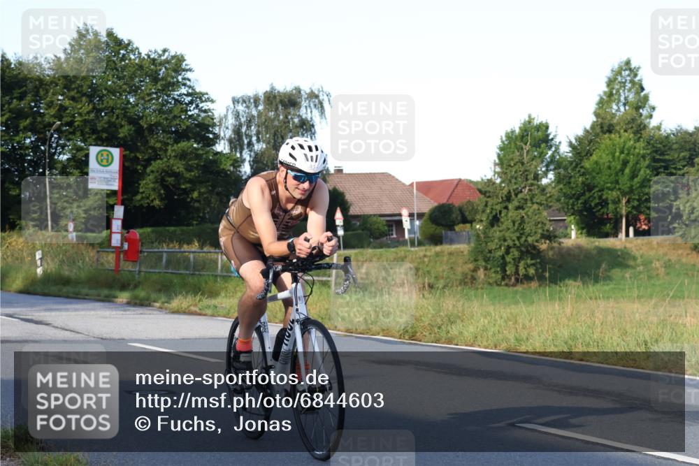 25.08.2024 - Elbe Triathlon Hamburg Fuchs,  Jonas http://msf.ph/oto/6844603 25.08.2024 09:04:01 Radfahren 257, 93, 53, 128 meine-sportfotos.de