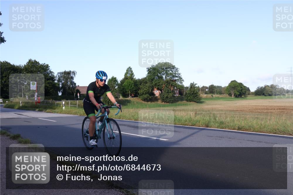 25.08.2024 - Elbe Triathlon Hamburg Fuchs,  Jonas http://msf.ph/oto/6844673 25.08.2024 09:04:05 Radfahren 93, 53, 128, 106 meine-sportfotos.de