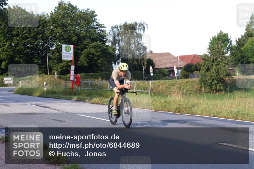 25.08.2024 - Elbe Triathlon Hamburg Fuchs,  Jonas http://msf.ph/oto/6844689 25.08.2024 09:04:10 Radfahren 53, 128, 106 meine-sportfotos.de