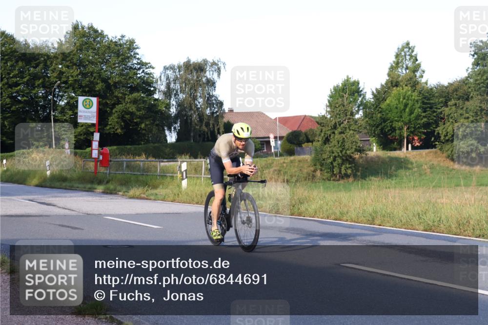 25.08.2024 - Elbe Triathlon Hamburg Fuchs,  Jonas http://msf.ph/oto/6844691 25.08.2024 09:04:10 Radfahren 53, 128, 106 meine-sportfotos.de